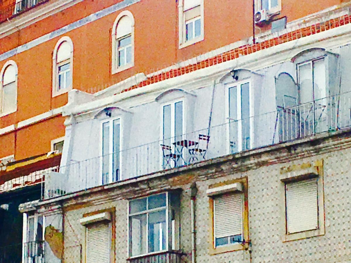 Amazing Downtown Apt With Small Balcony With View Over The Castle Lisboa Ngoại thất bức ảnh