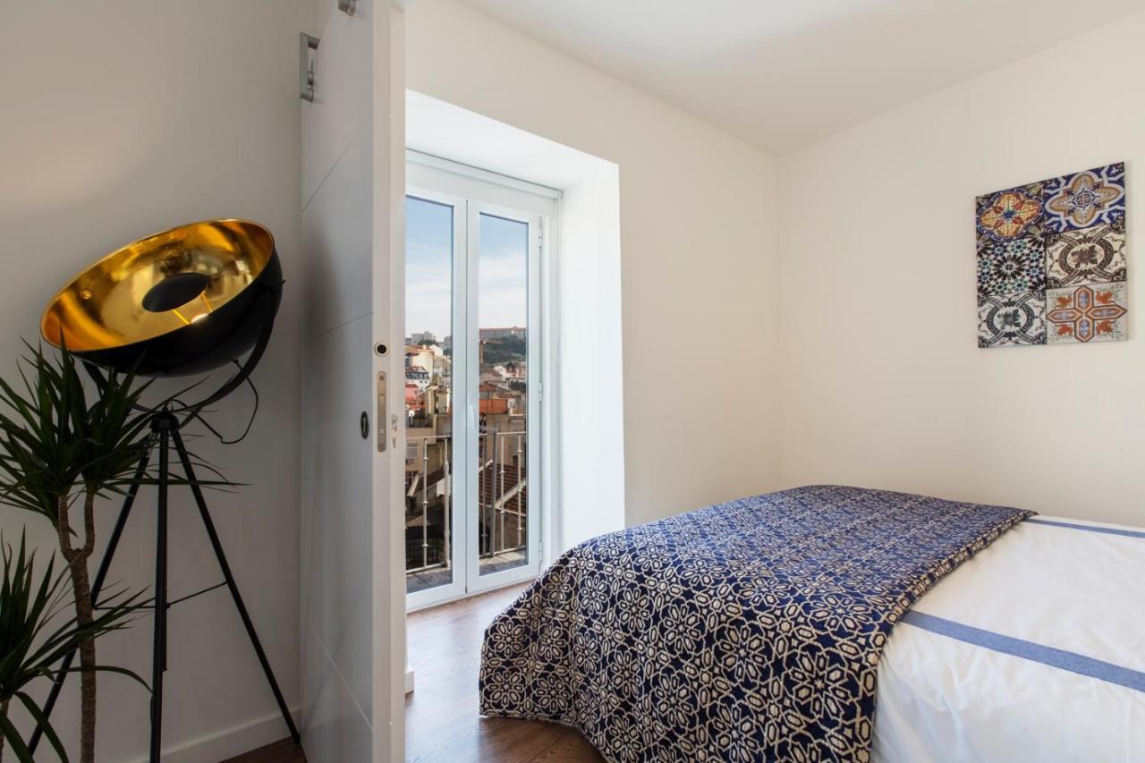 Amazing Downtown Apt With Small Balcony With View Over The Castle Lisboa Ngoại thất bức ảnh